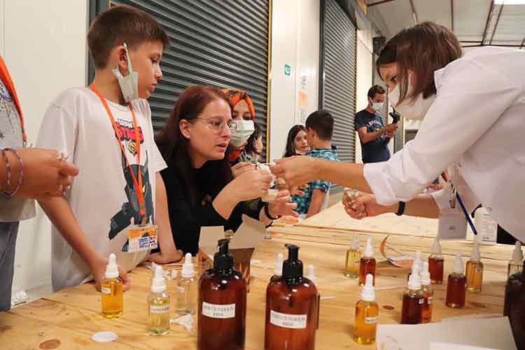 Masal şenliği fabrikada buluşuyor