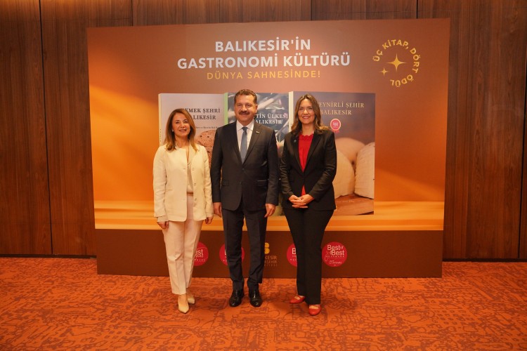 Üç Kitap, Dört Ödül...