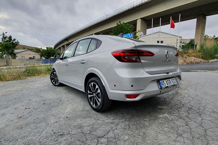 Megane Sedan'ın küçük kardeşi oldu