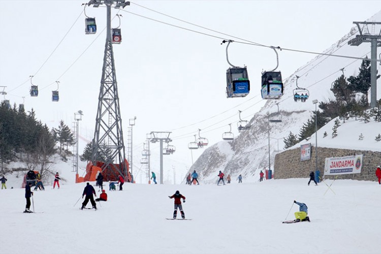 Palandöken Kayak Merkezi'nde hafta sonu yoğunluğu yaşandı