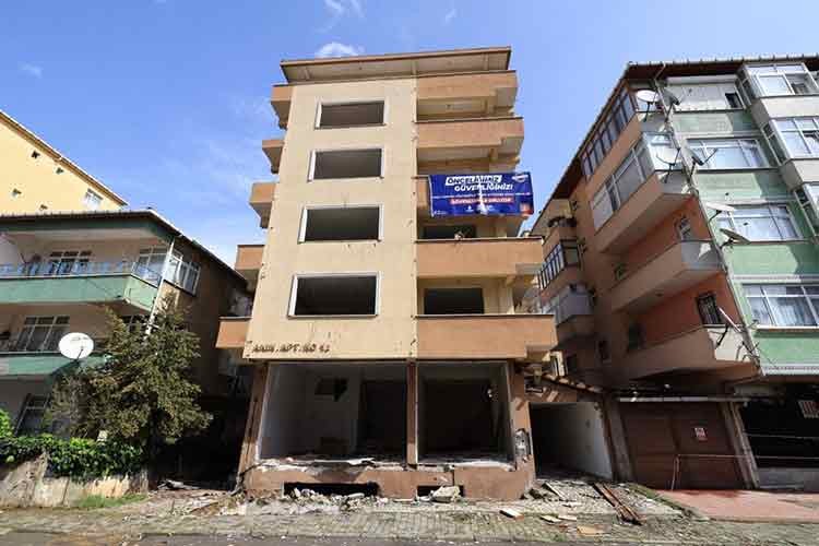 İBB Kartal'daki Akın apartmanı'nı yıktı