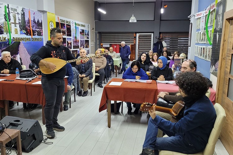 Türkü sevgisi farklı yaşlardaki kişileri koroda buluşturdu