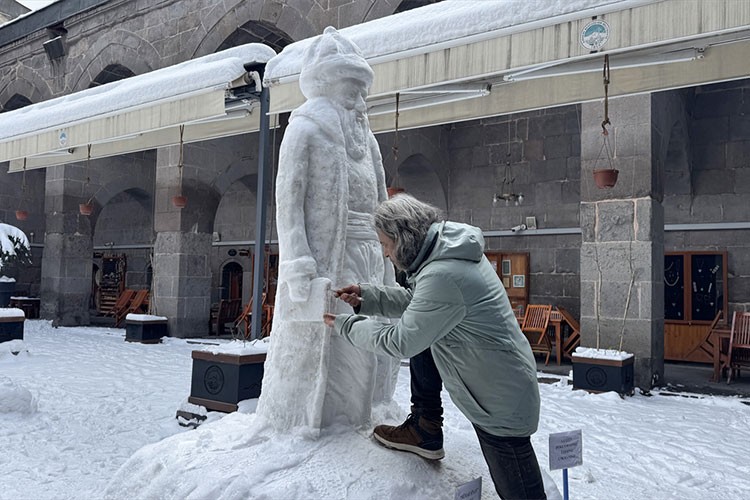 Tarihi medreseye Mimar Sinan'ın kardan heykelini yaptı