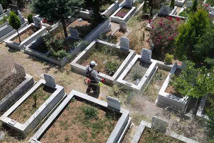 Mezarlıklarda bayram öncesi hummalı çalışmalar