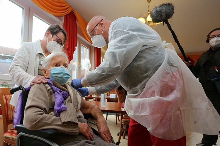 Almanya'da ilk aşı yapıldı