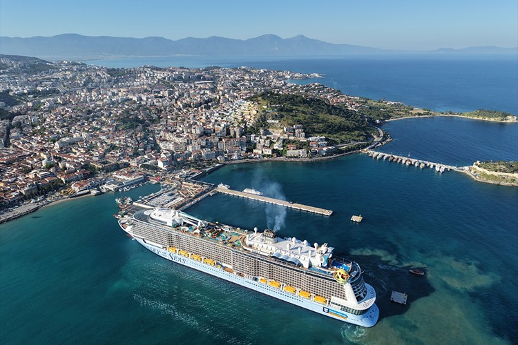 Kuşadası'na kruvaziyerle 4 bin 600 turist geldi