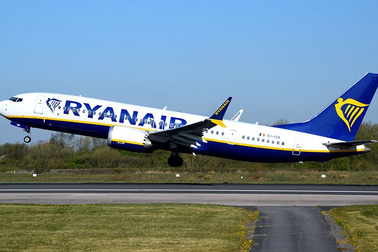 Ryanair'in karı düşük bilet fiyatlarının etkisiyle azaldı