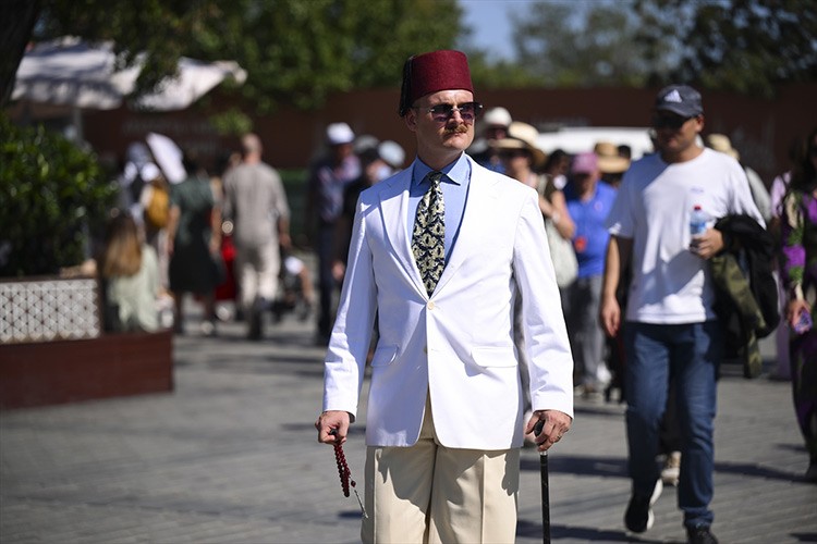 Avrupa'da doğdu ama Osmanlı'nın giyim tarzını yaşatmak istiyor