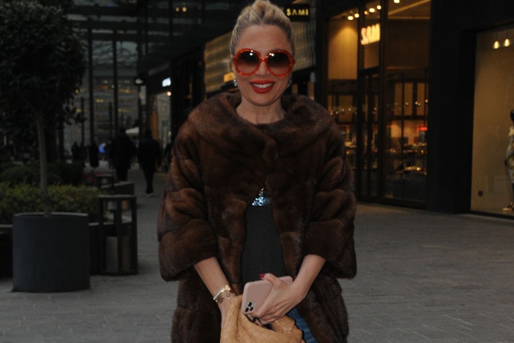 YÜZLERİ DAVUL GİBİ OLUYORLAR