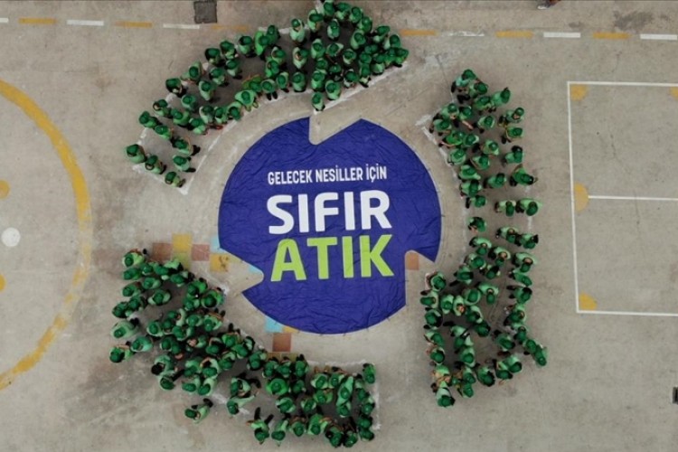 Atıklar okullara atık kumbarası oluyor