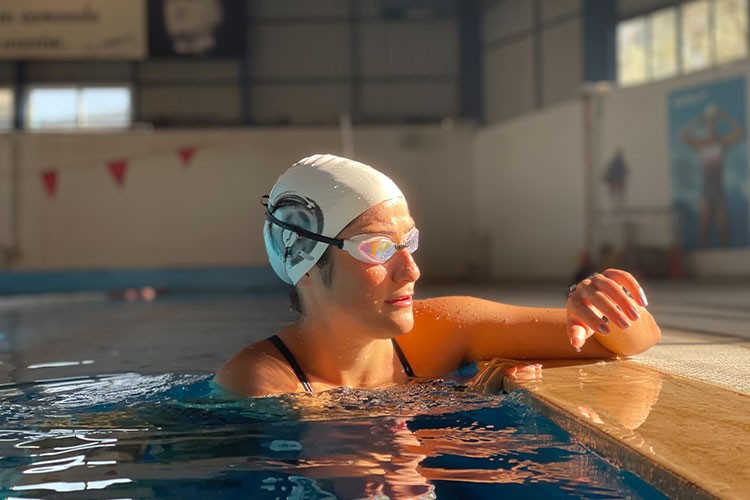 Yeni Zelanda'da Cook Strait'i yüzerek geçmek için yola çıkıyor