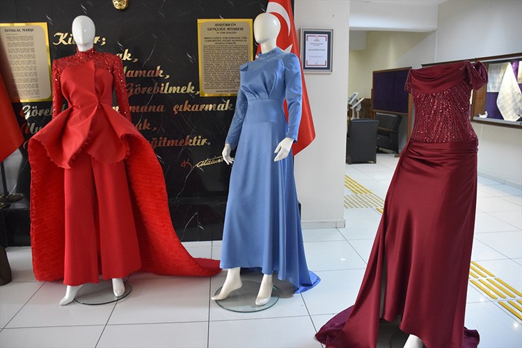 Atık kumaşlardan tasarlanan kıyafetler sergilendi