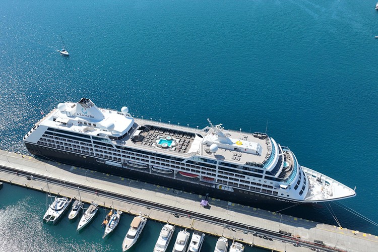 "Azamara Pursuit" kruvaziyeri 680 yolcusuyla Marmaris'e geldi