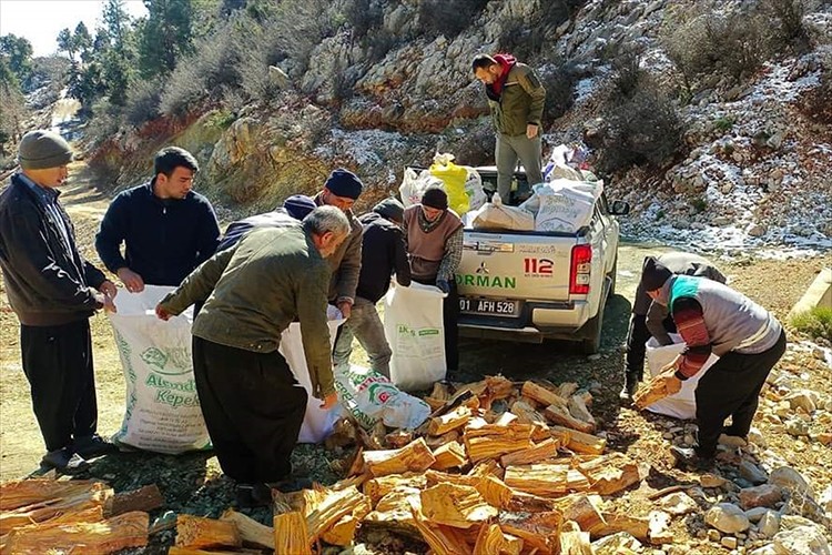 Depremzedeler için yakacak odun seferberliği sürüyor
