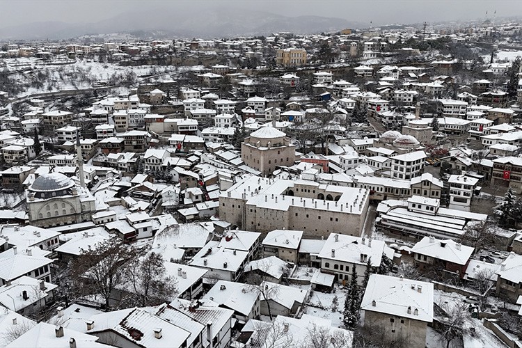 Safranbolu'da karla kaplanan tarihi yapılar havadan görüntülendi