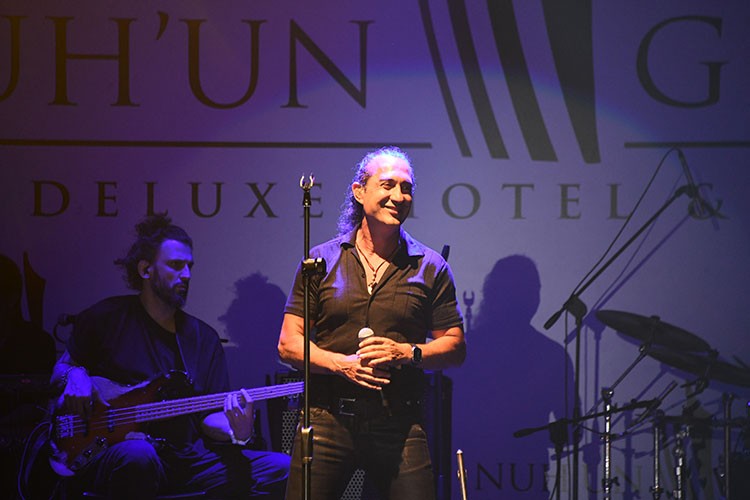 Eşinin gözlerine bakarak şarkı söyledi