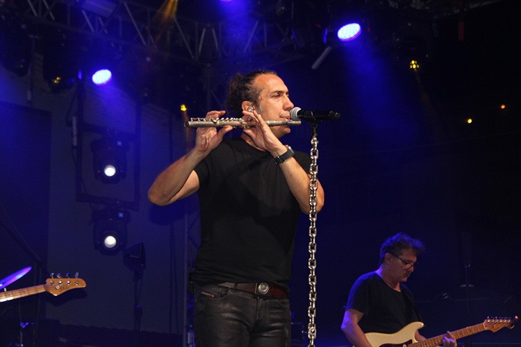 Sanatçı Kıraç Mersin'de konser verdi