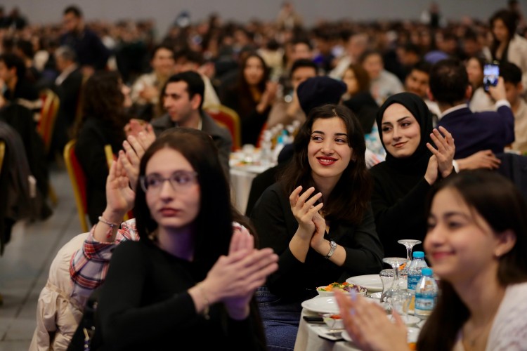 İMAMOĞLU ÇİFTİ, İBB YURTLARINDA KALAN ÖĞRENCİLERLE İFTAR SOFRASINDA BULUŞTU