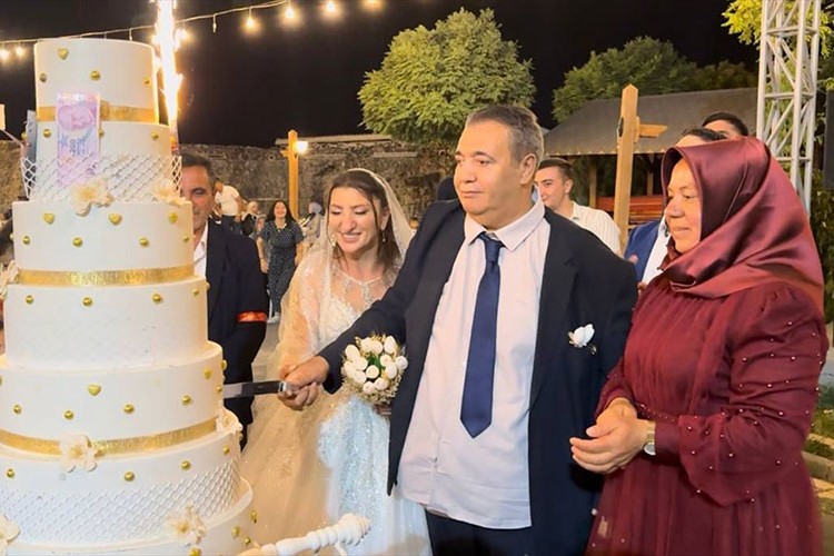Evliliklerinden 28 yıl sonra düğün yaptılar