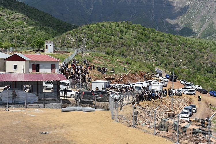 Derecik Gümrük Kapısı giriş çıkışa açıldı