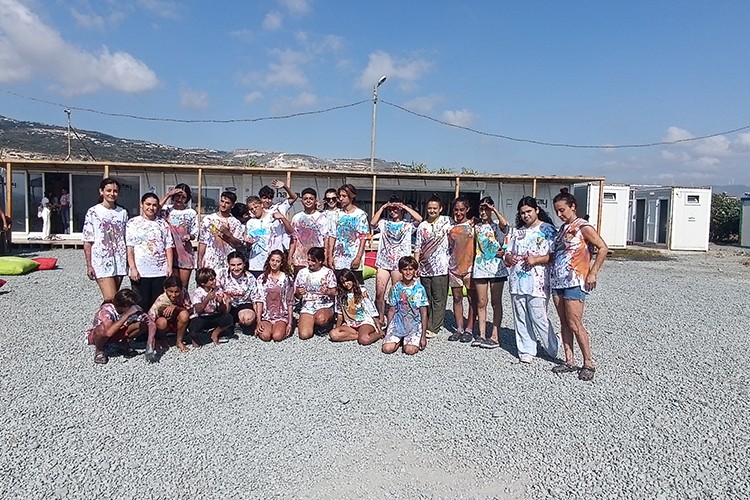 Çocukların öncülüğünde renkli bir sörf festivali