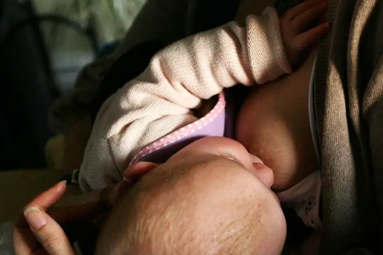 Anne sütü bebeğin beyinsel gelişimi için kritik önemde