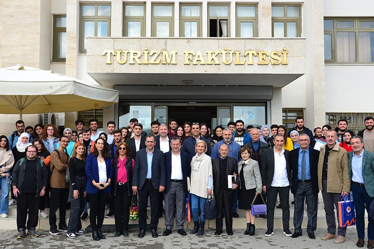 Geleceğin Turizm Liderlerini Yetiştiriyor