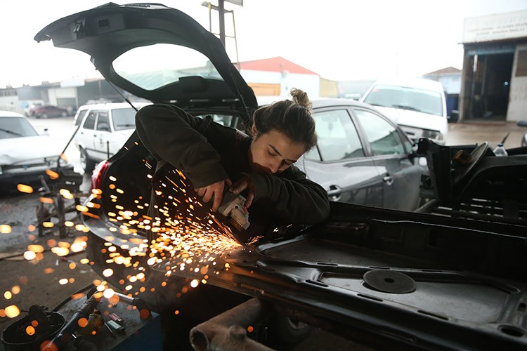 Lisede makine eğitimi alan genç kadın aradığı işi sanayide buldu