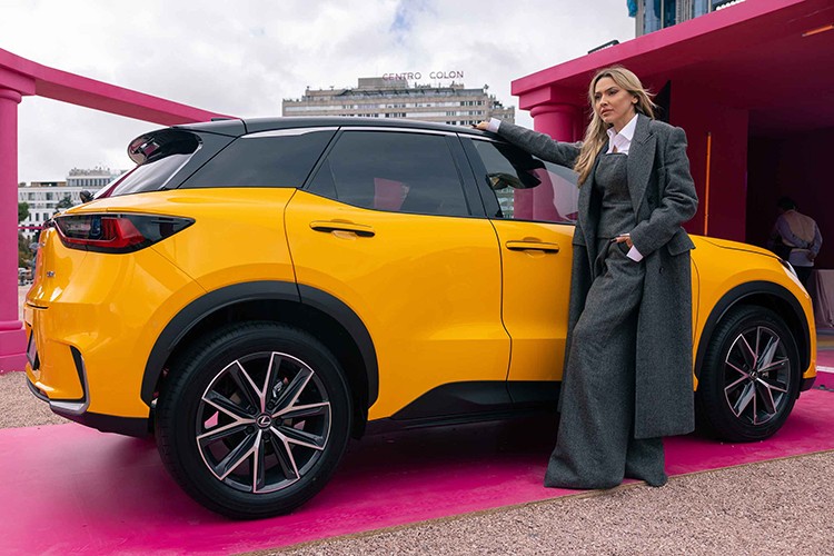 Hadise Lexus'un Madrid'deki Sıra Dışı Sanat Galerisi'ne Renk Kattı