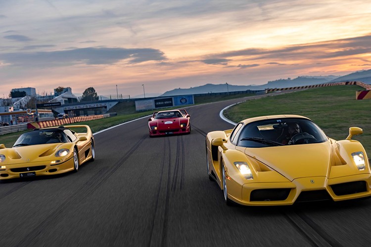 PIRELLI Ferrari Enzo için yeni bir P ZERO lastiği tanıttı