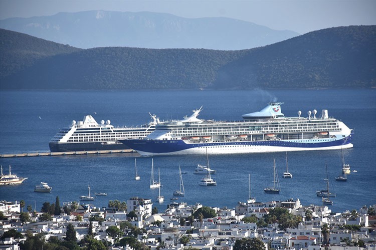 Bodrum'a iki kruvaziyer ile 2 bin 609 yolcu geldi