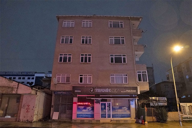 Tuzla'da duvarlarında çatlaklar oluşan 4 katlı bina tahliye edildi