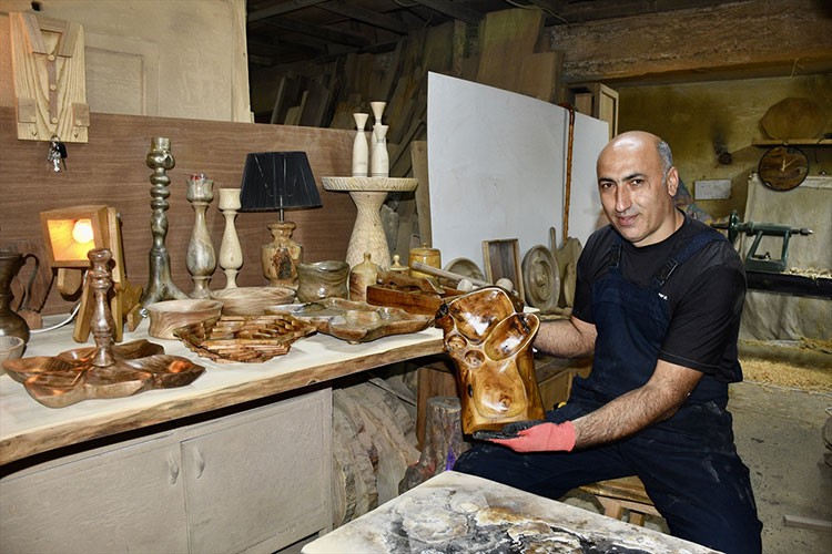 Ahşap sanatını hobi edinen polis, dekoratif süs ve mutfak eşyası yapıyor