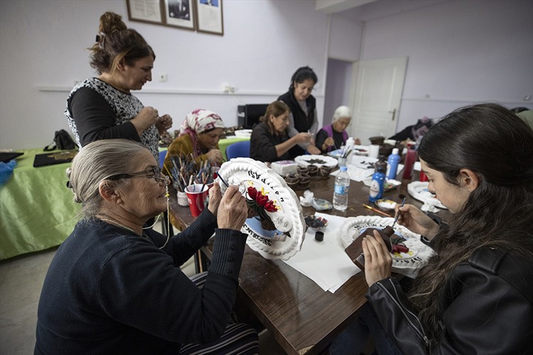 Kadınlar, hediyelik eşyalardan kazanç sağlıyor