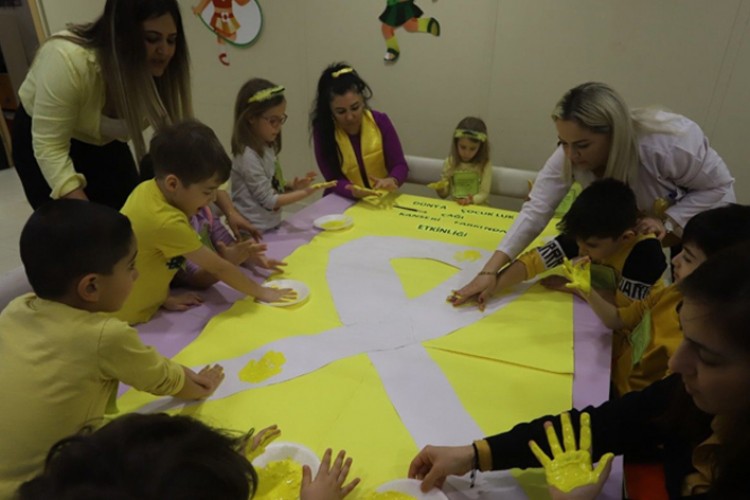 Kreşli Öğrencilerden kanserli çocuklara sarı destek