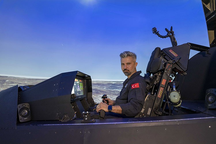 Türk pilotları KAAN için simülatörle uçuş eğitimi yapıyor