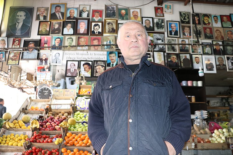 Sevdiklerinin hatıralarını dükkanına astığı fotoğraflarla yaşatıyor