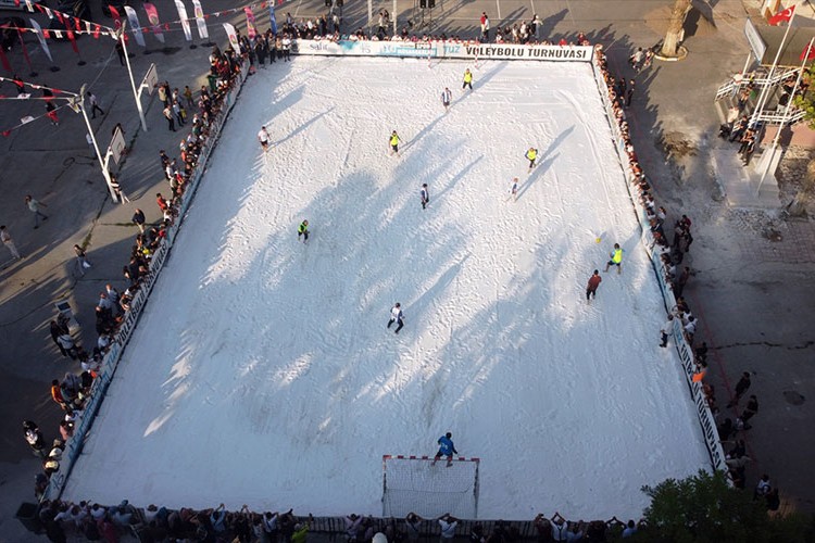 Tuzdan sahada futbol ve voleybol maçı yapıldı