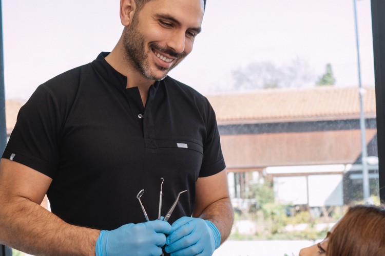 Sağlıklı ve güzel gülüşleri hastalarıyla buluşturuyor