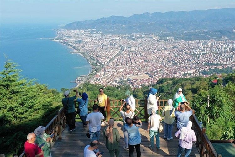 Turistler Boztepe'den Ordu'yu izliyor