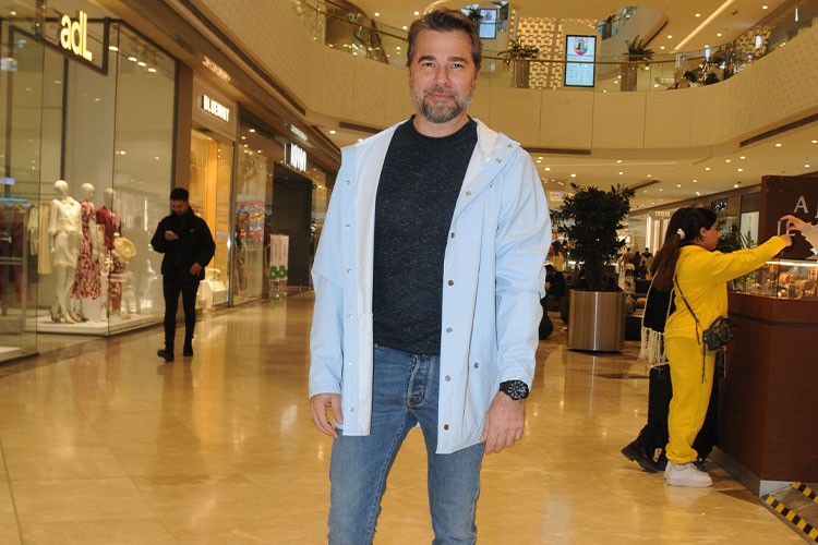 Yakışıklı oyuncu Engin Altan Düzyatan, önceki gün Vadistanbul'da objektiflere yansıdı.