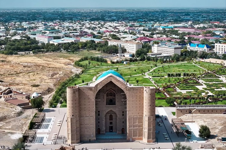 Türkistan'a ziyaretçilerin ilgisi artarak devam ediyor