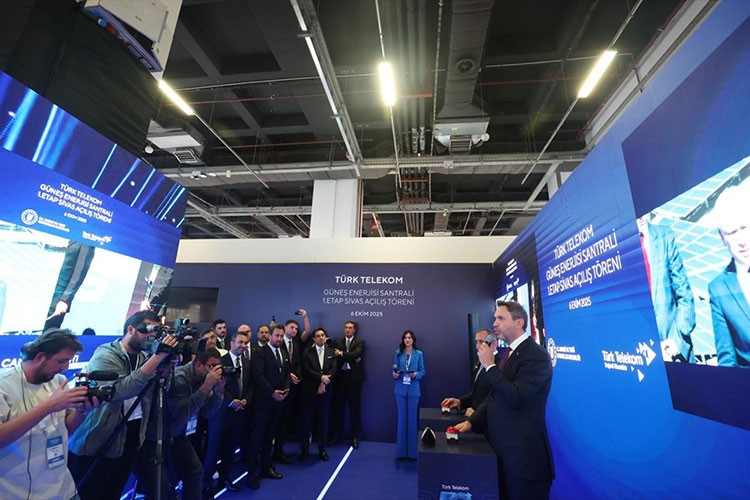 Sivas'taki GES yatırımının açılışını 5G ile İstanbul'dan yaptı