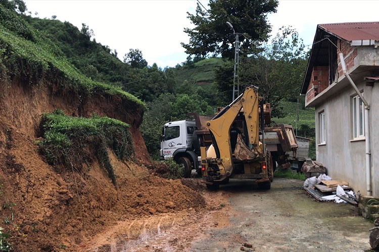 Rize'nin bazı ilçelerinde heyelanlar meydana geldi