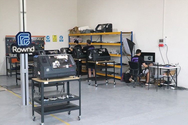 Masaüstü CNC makinelerini ihraç ediyor