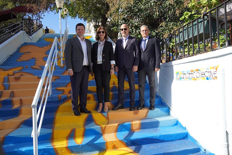 Johnson&Johnson Moda Merdivenleri'ni renklendirdi