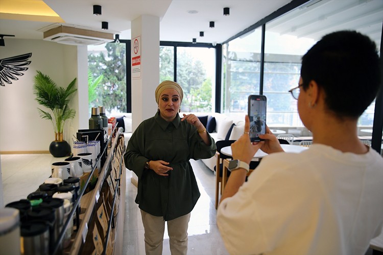 İşitme engellilerin sosyal medya kullanımı için "sessiz dil" içeriği üretiyor