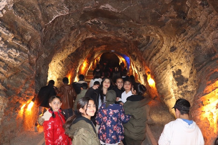 Köy çocukları ilk kez  tuz mağaralarını gezdi
