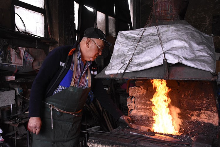 Ekmeğini yıllardır kızgın demire çekiç vurarak kazanıyor