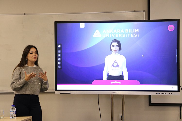 Yapay zeka Cere, üniversitede Shakespeare anlatıyor